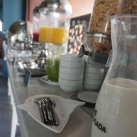 Quo Quality Hotel مانيزاليس المظهر الخارجي الصورة A carafe of raki