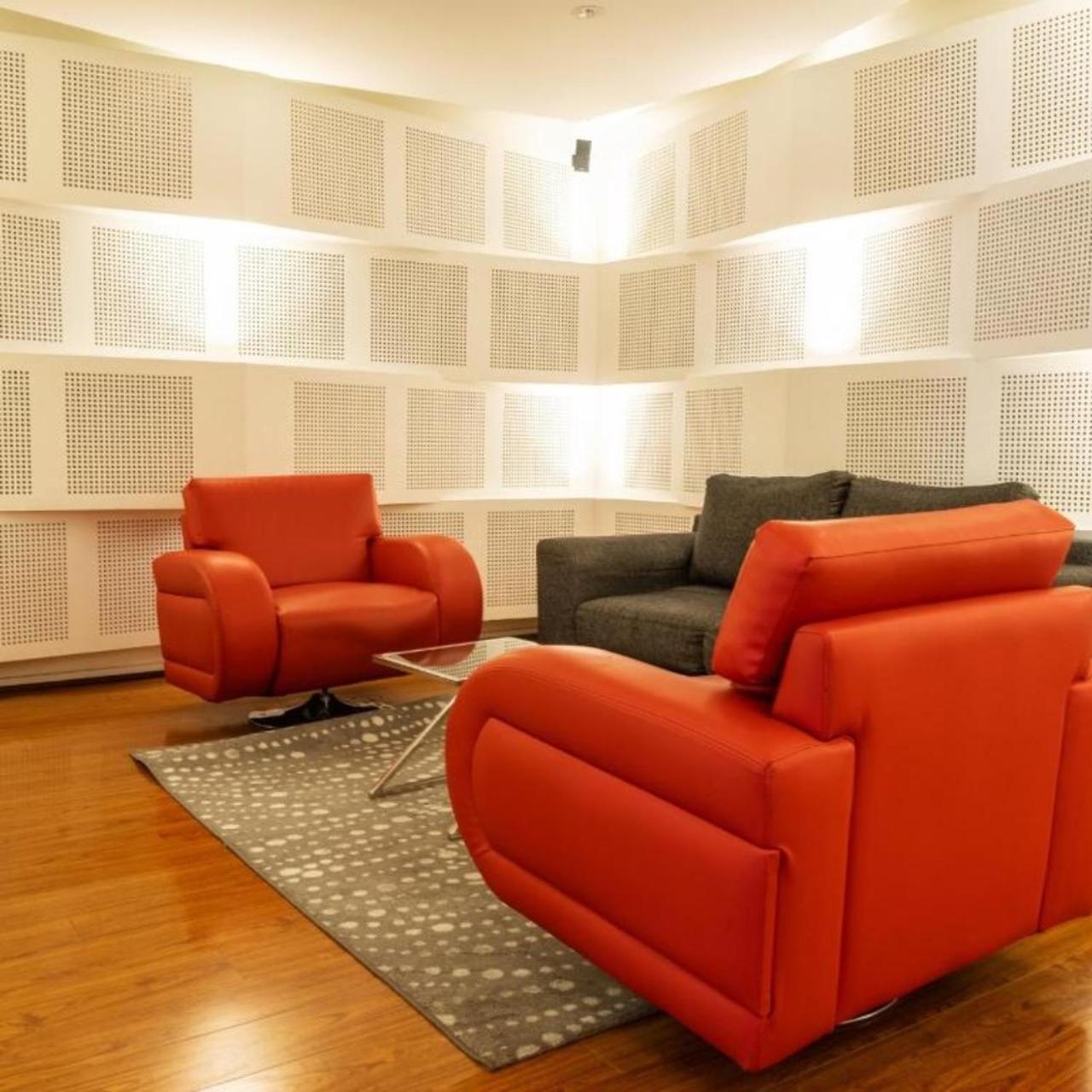 Quo Quality Hotel مانيزاليس المظهر الخارجي الصورة A room with sound absorbing wall panels