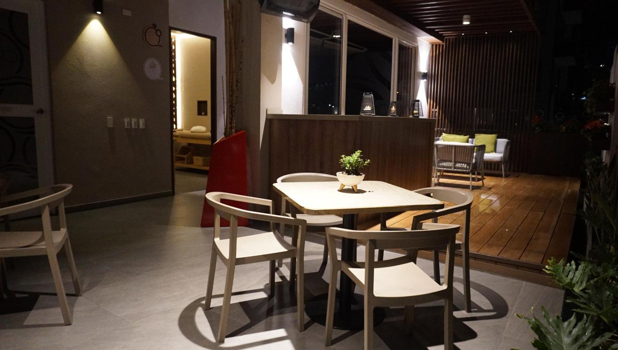 Quo Quality Hotel مانيزاليس المظهر الخارجي الصورة A dining room