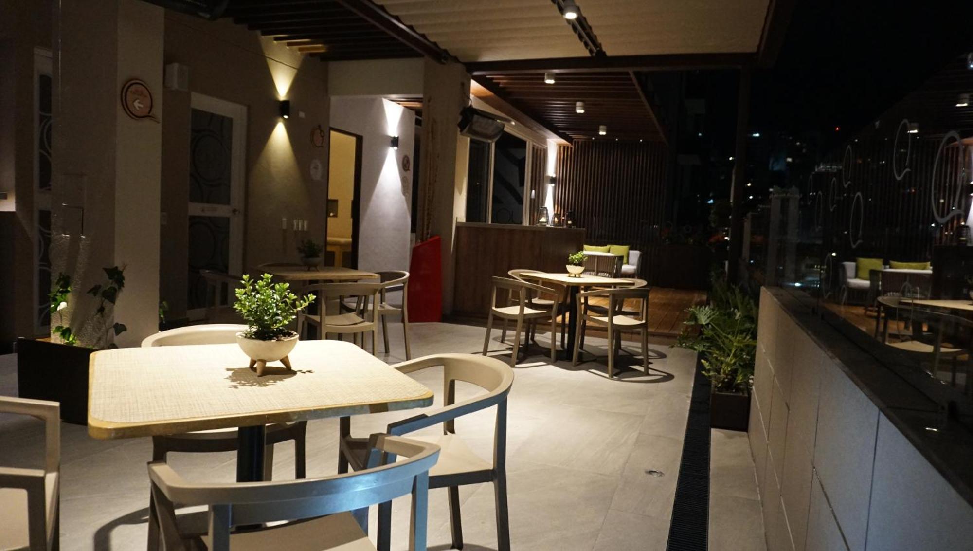 Quo Quality Hotel مانيزاليس المظهر الخارجي الصورة The interior of the restaurant