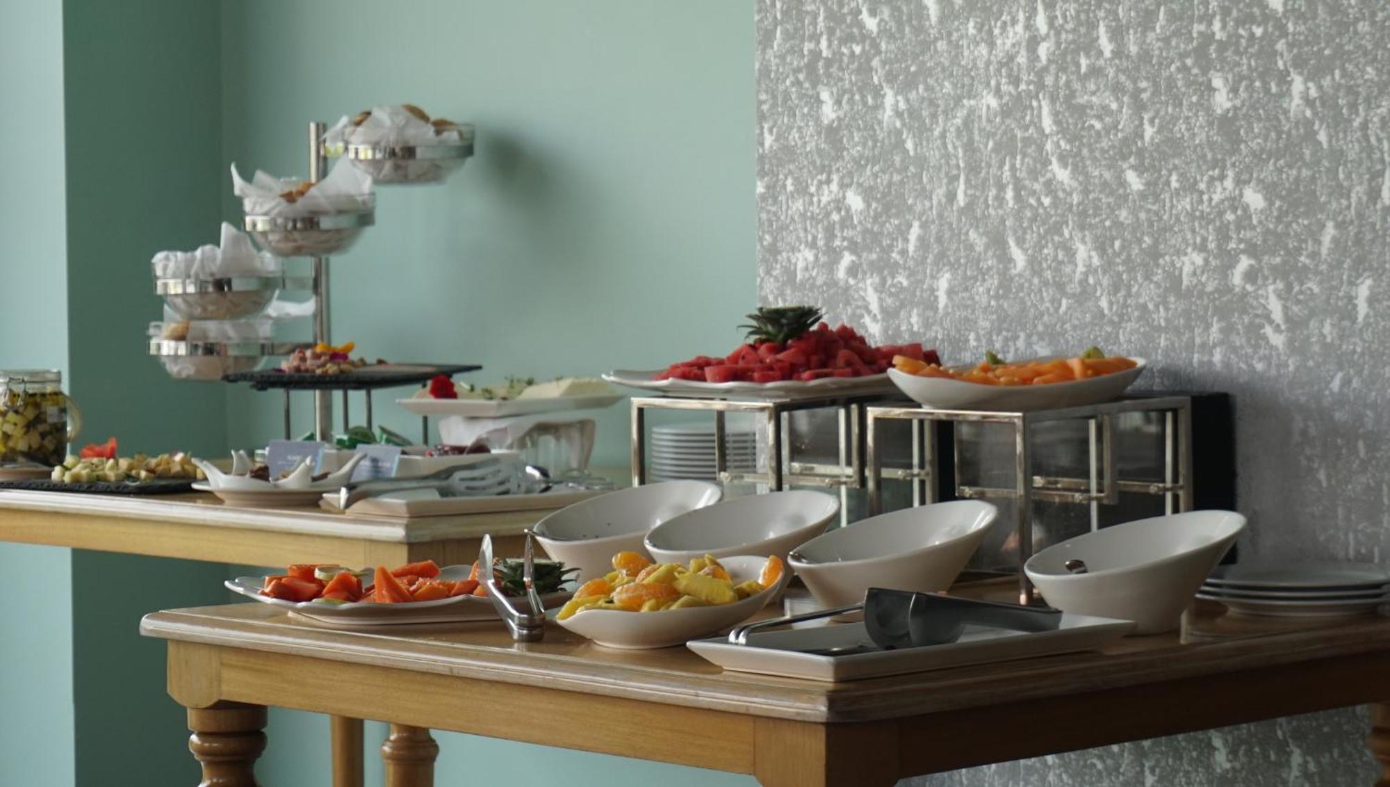Quo Quality Hotel مانيزاليس المظهر الخارجي الصورة A buffet