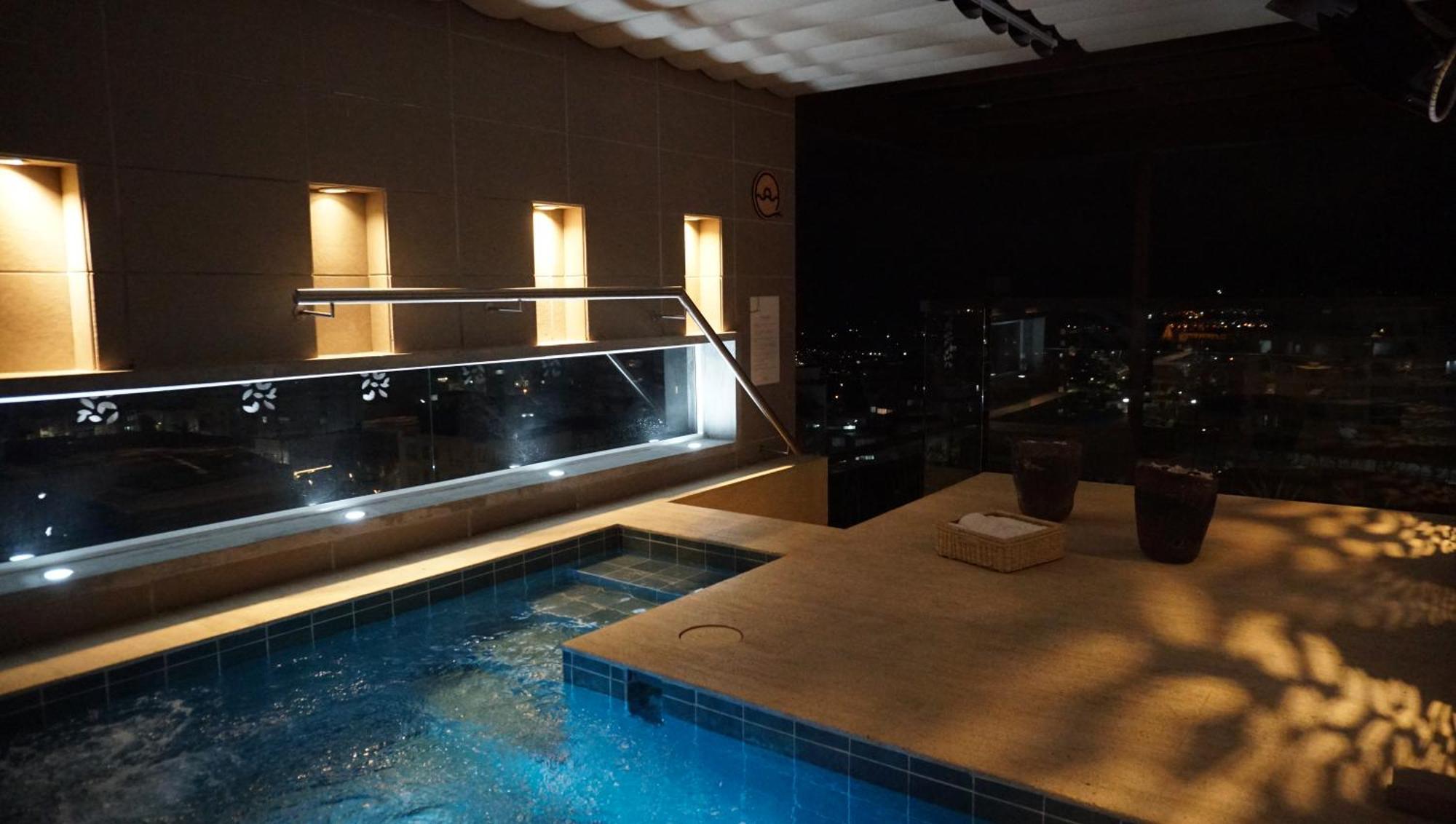 Quo Quality Hotel مانيزاليس المظهر الخارجي الصورة The rooftop pool at the hotel