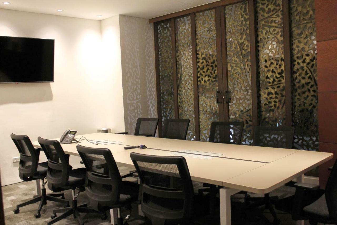 Quo Quality Hotel مانيزاليس المظهر الخارجي الصورة A meeting room at the headquarters of the National University of Ireland, Galway