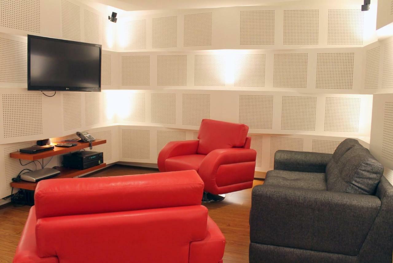 Quo Quality Hotel مانيزاليس المظهر الخارجي الصورة A home theater