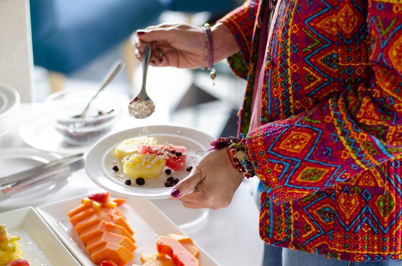 Quo Quality Hotel مانيزاليس المظهر الخارجي الصورة A woman using a spoon